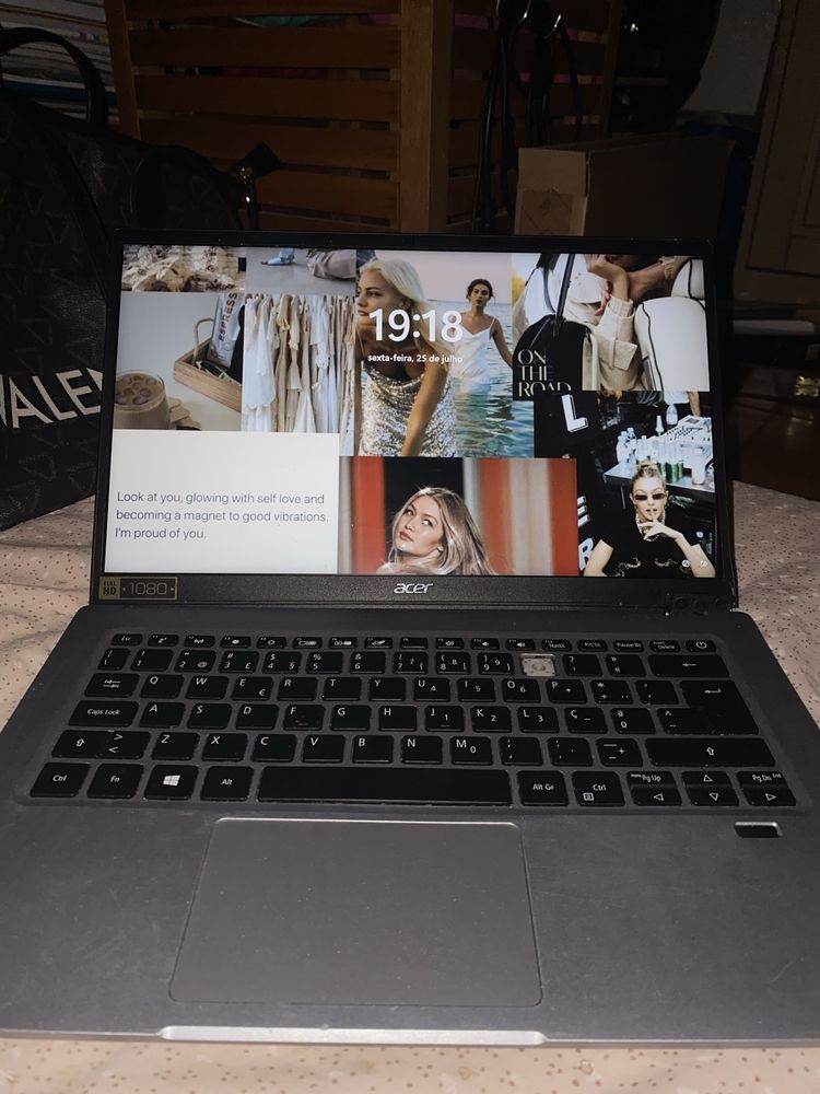 Acer com carregador – Vende-se para peças (funciona bem, ecrã solto)