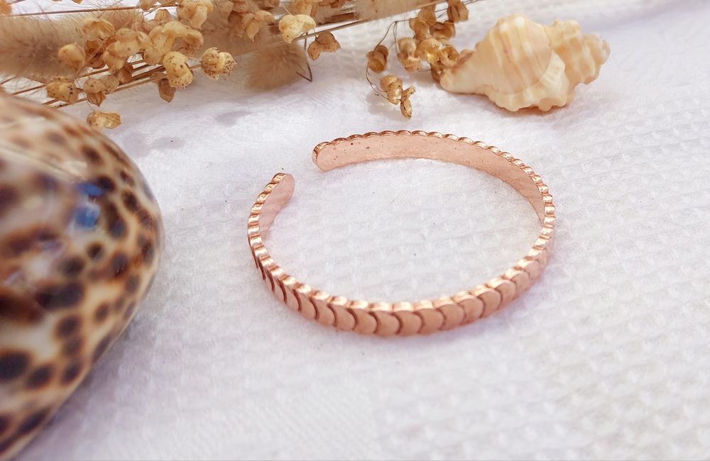 Pulseira de cobre com desenhos circulares