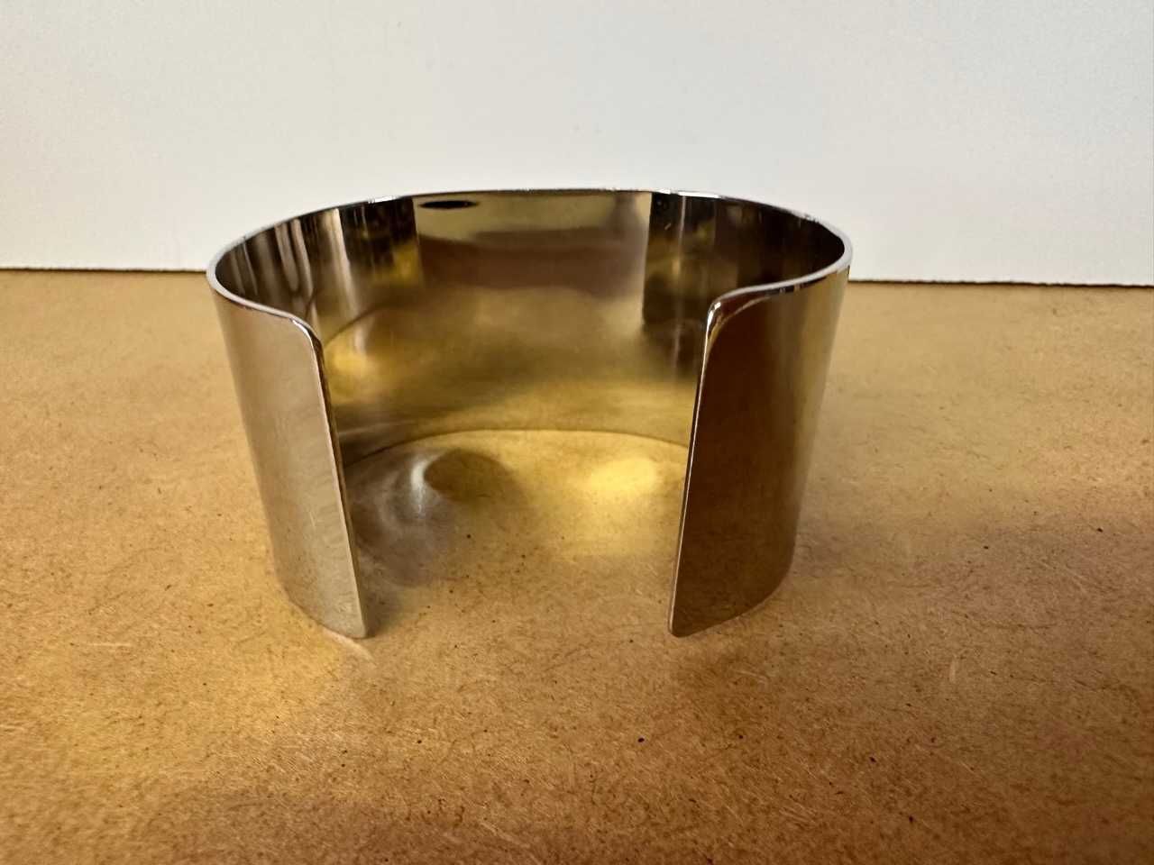 Szeroka bransoletka z metalu z metalowymi kulkami i perełkami, 6 cm