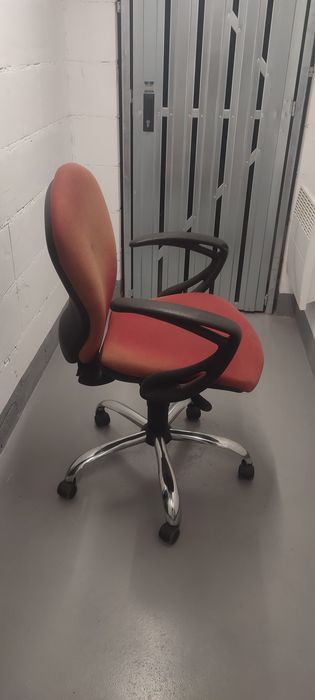 Fotel obrotowy Nowy Styl, czerwony