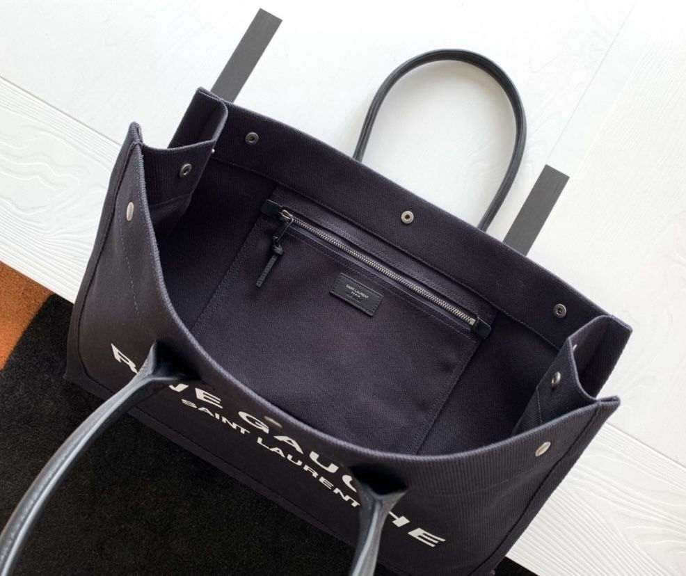 Czarna torebka firmy Yves Saint Laurent