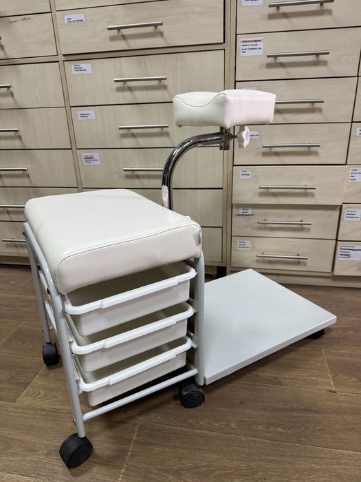 Стілець майстра педикюру ZANTIA, бежевий. Нове