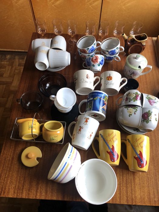 Чашки и блюдца, блюдо большое, пиалы в ассортименте