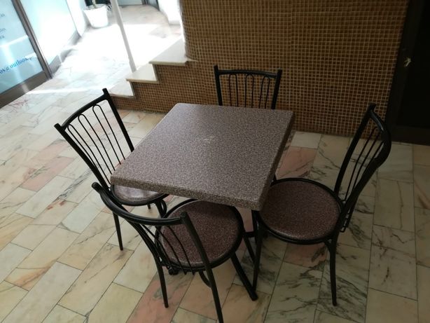 Mesa e 4 cadeiras