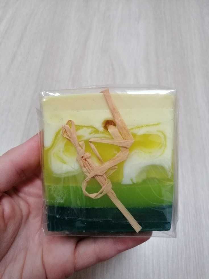 Kolorowa, ręcznie robiona kostka mydła / mydło. Mydełko handmade.