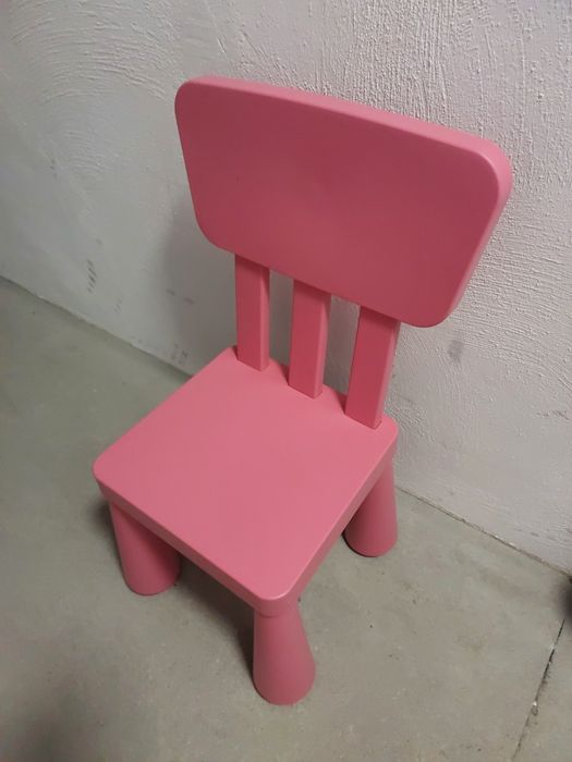 Krzesło dziecięce kolor fuksji  marki Ikea