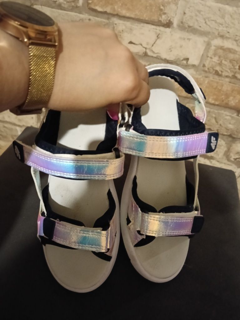 Piękne sandały 4 f holo nowe 35
