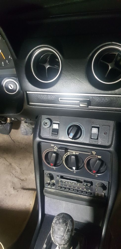 Garagem junto com carro clássico