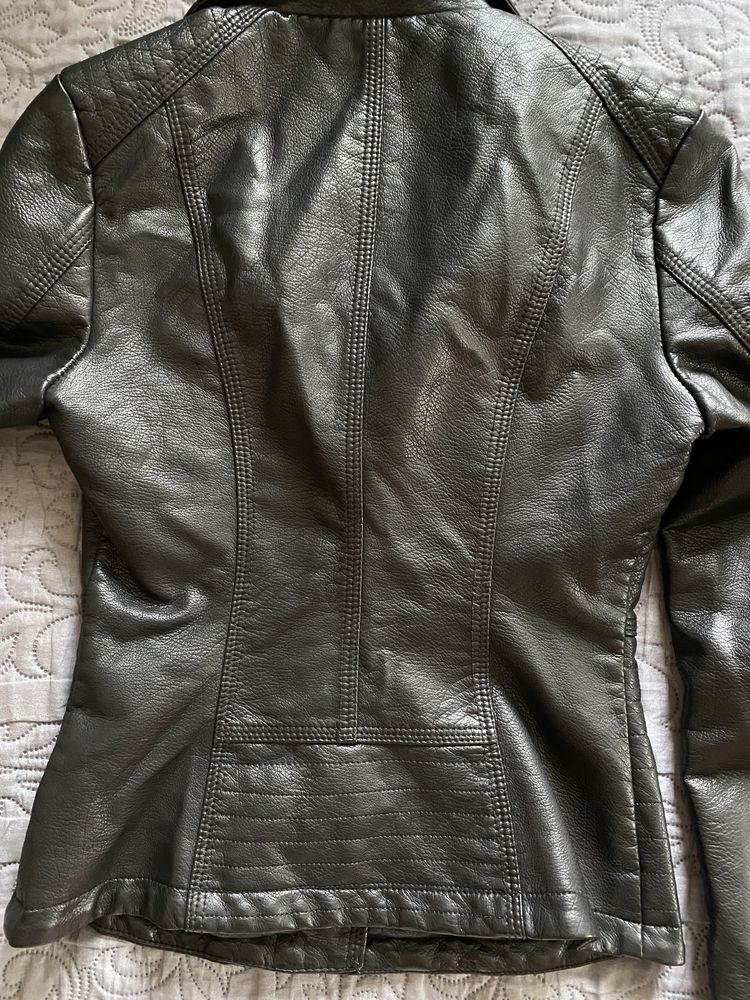 Стильна жіноча куртка косуха в ідеальному стані (розмір S)