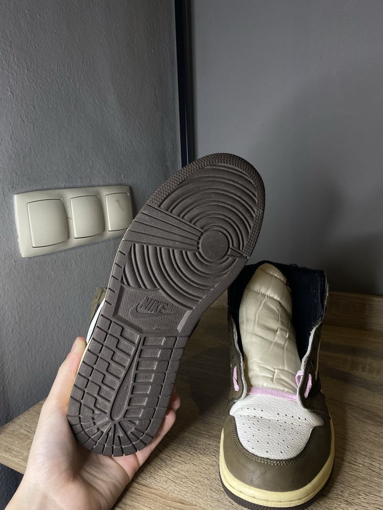 Jordan 1 x Travis Scott