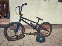 Rower BMX z kaskiem