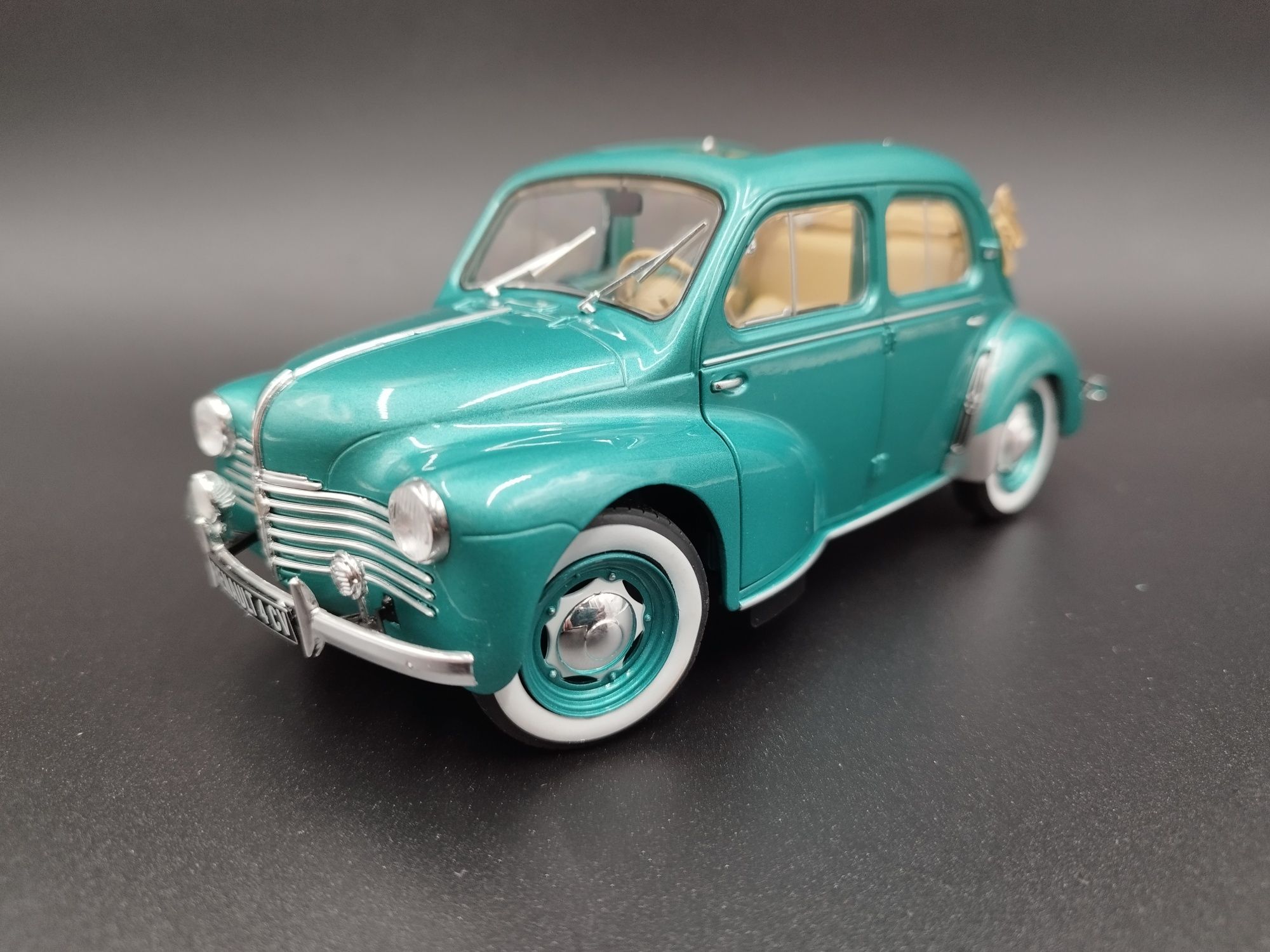 1:18 Solido 1951 Renault 4CV Decouvrable Ardennes Green model