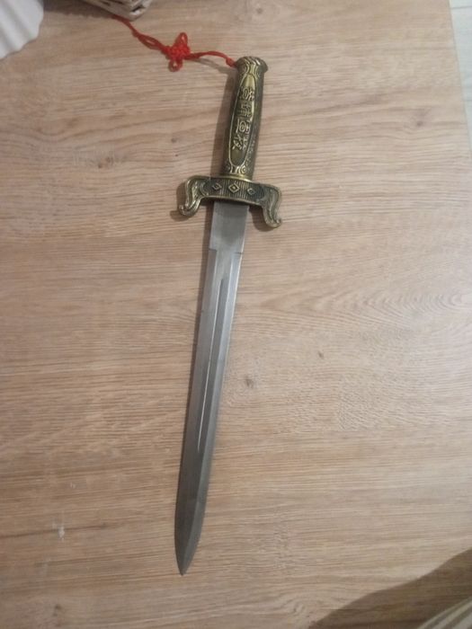 Sztylet złota rękojeść