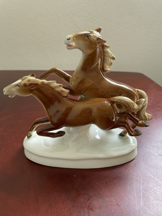 Стара порцелянова статуетказ «Коні». Німеччина.