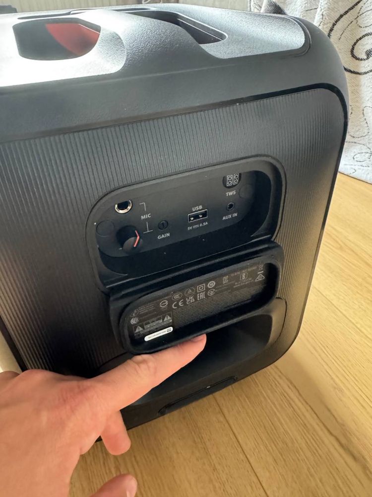 JBL Partybox Encore Essential + mikrofon JBL