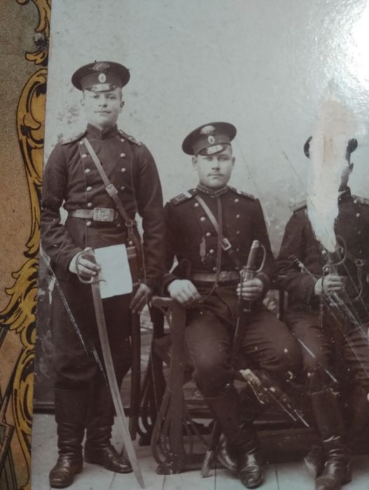 "В Память Военной службы", фото офицеров в рамке