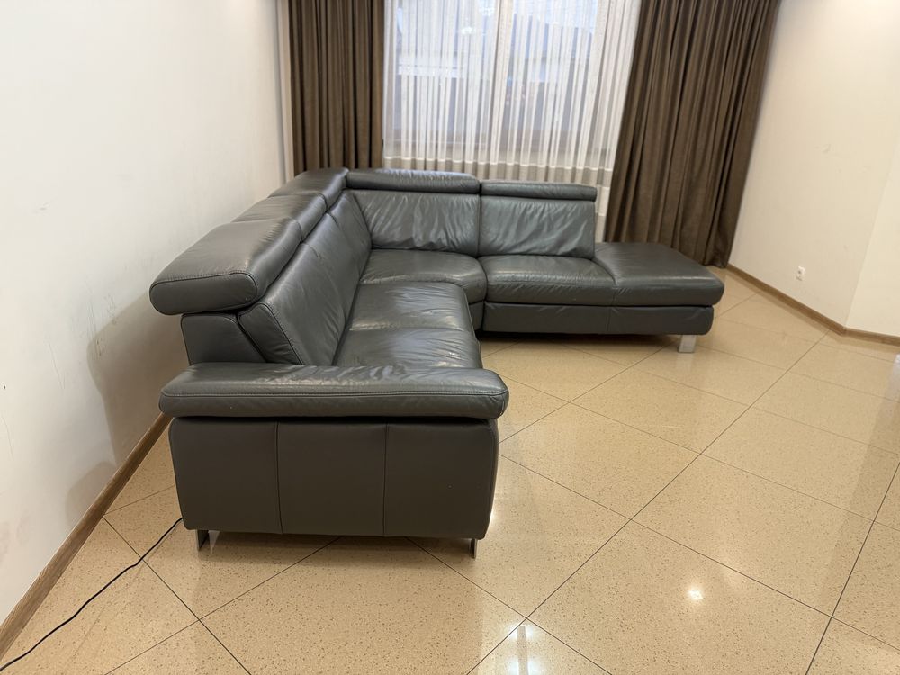 Продам кожаний диван (270х240)