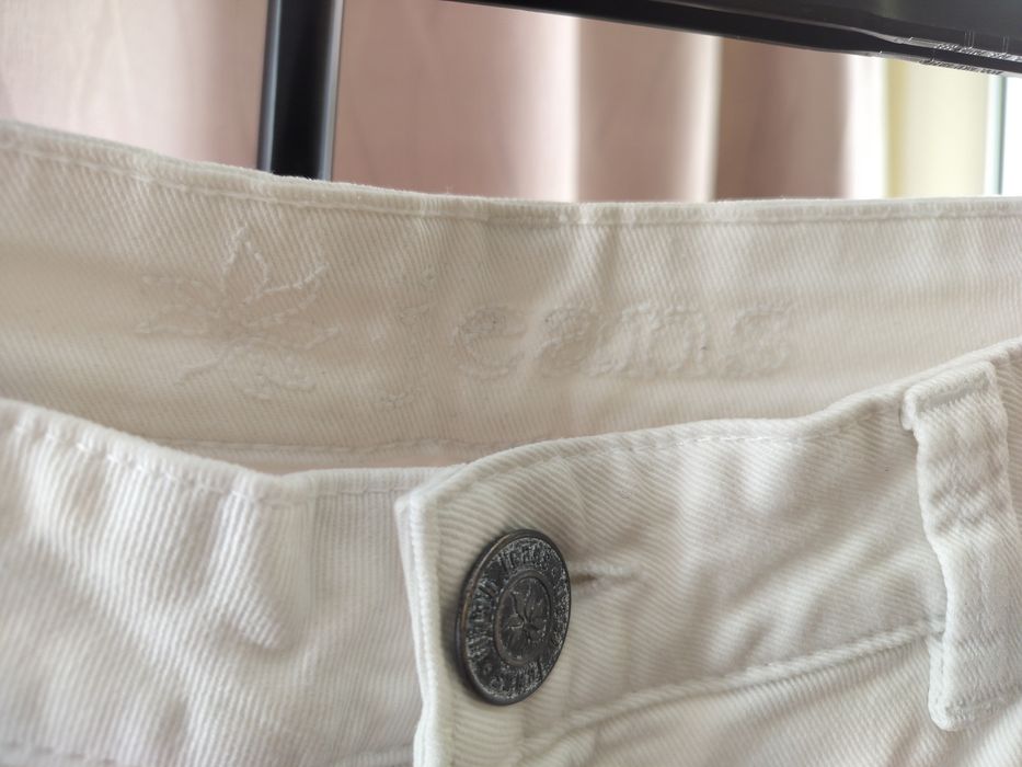 Białe jeansy damskie