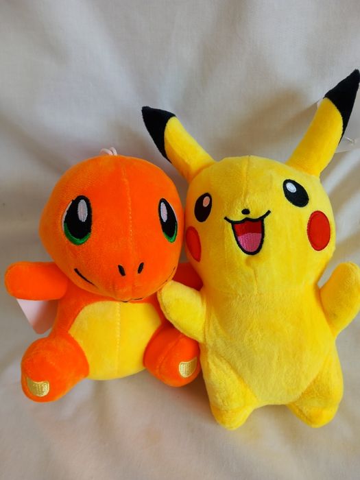 Pikachu i Charmander maskotki pokemon
