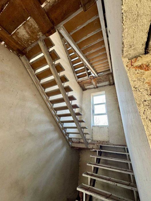 Продаж 5-х поверхового будинку 
с. Волиця 10 км. до Львова