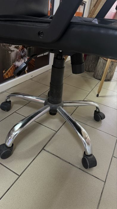 Крісло офісне чорного кольору