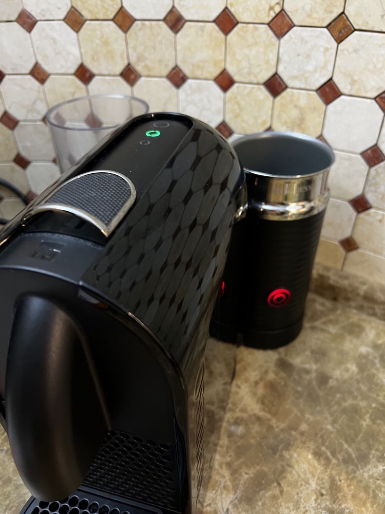 Капсульная кофемашина Nespresso Delonghi EN210 с капучинатором