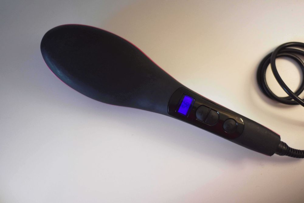 Щітка для випрямлення волосся.