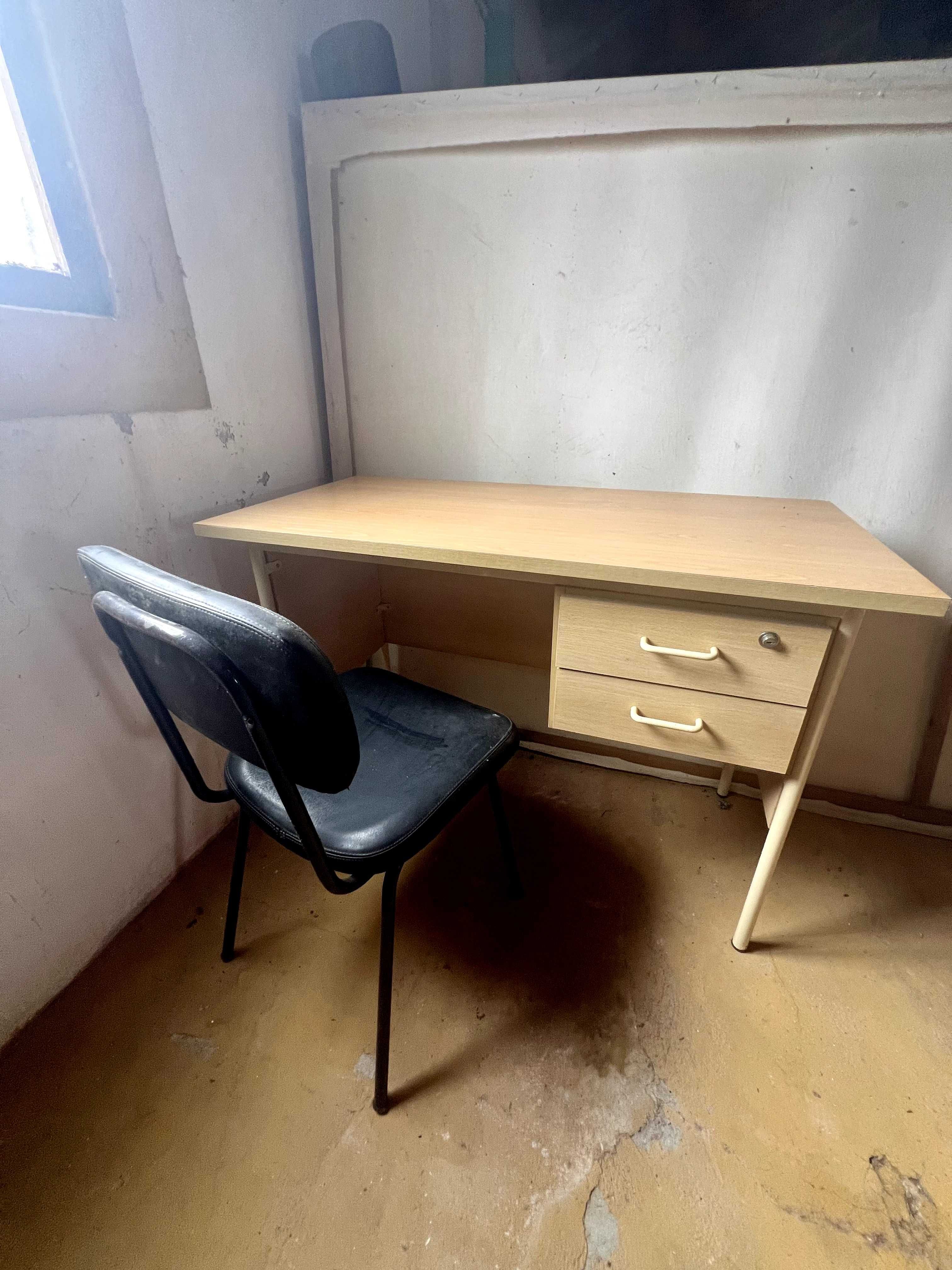 Mesa e cadeira escritório