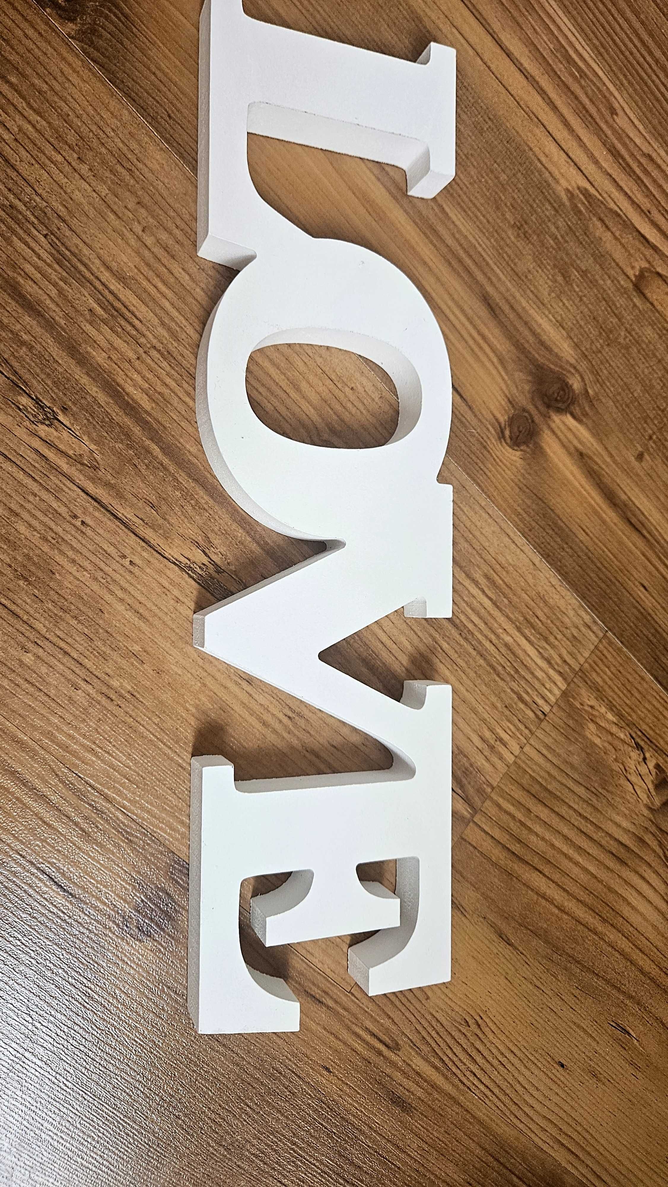 Biały napis LOVE