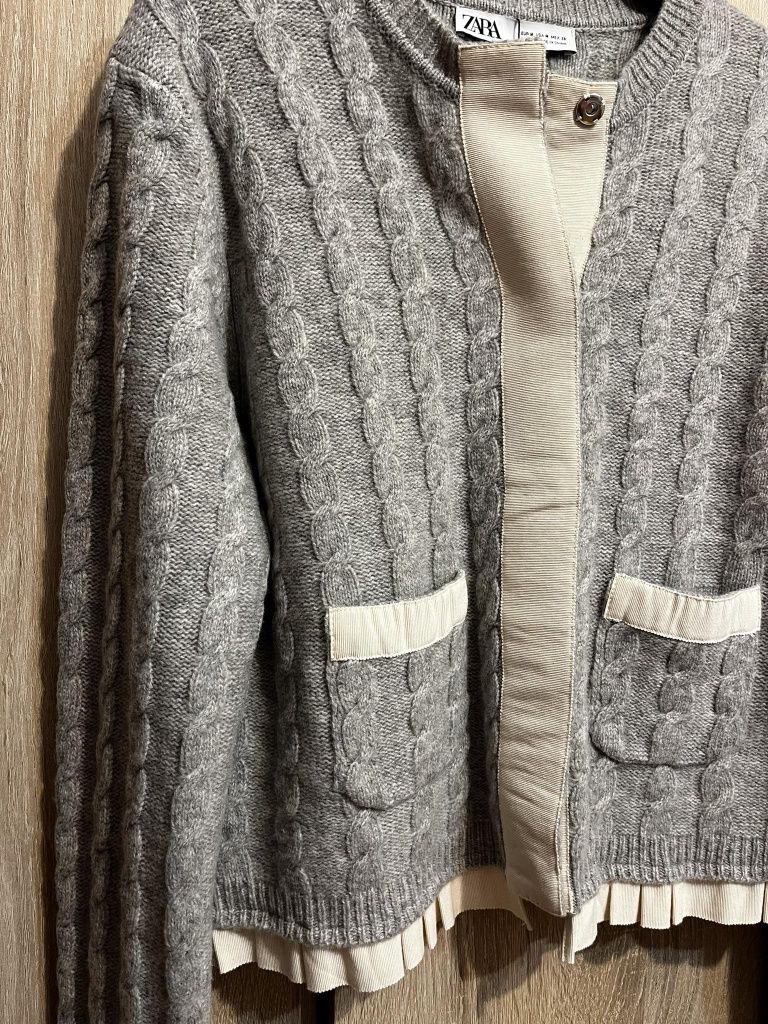 Nowy sweter Zara
Rozmiar M
100% wełna, miły w dotyku

Długość : 60 cm