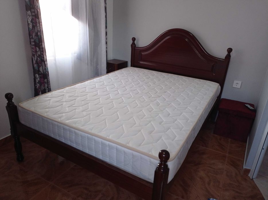 Cama de madeira maciça