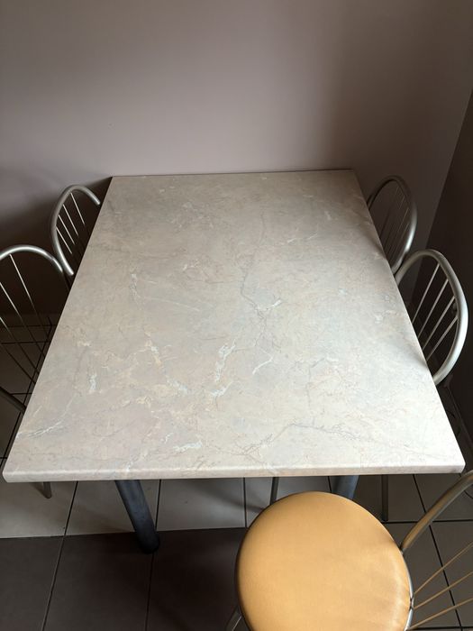 Stół i pięć krzeseł