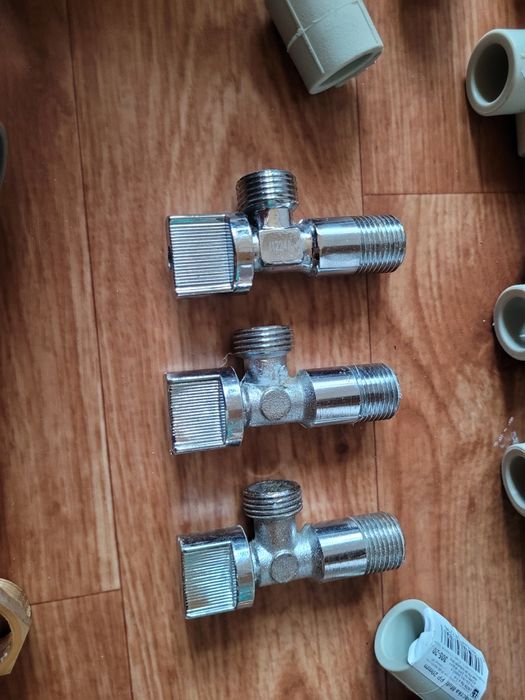 różne kształtki, krany, adaptery hydrauliczne