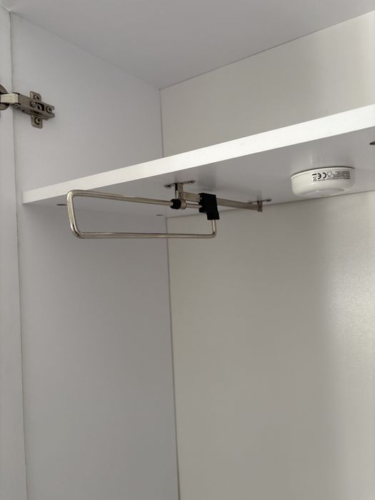 Biała szafa z lustrem