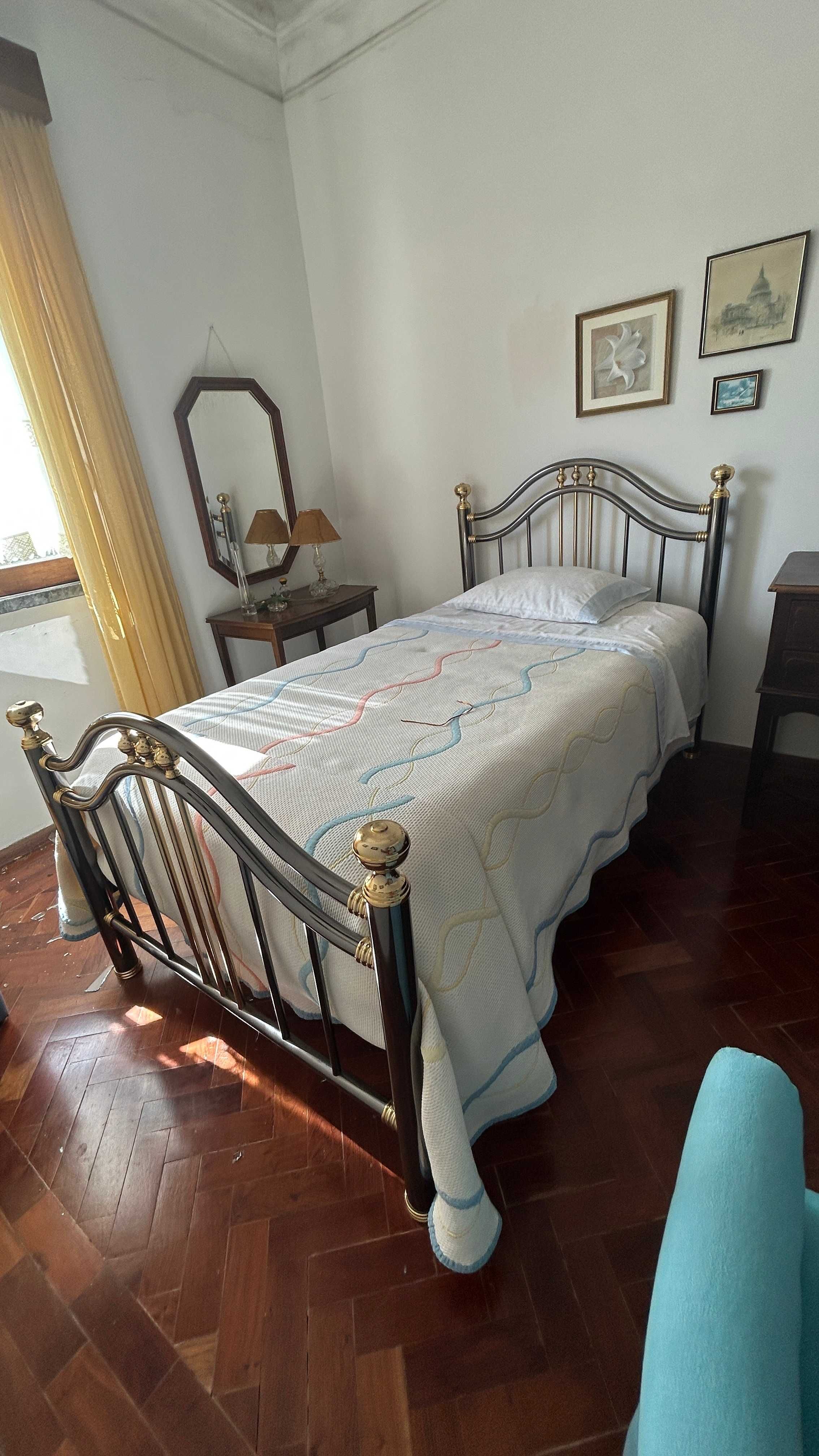 Cama individual em ferro com mesa cabeceia e espelho