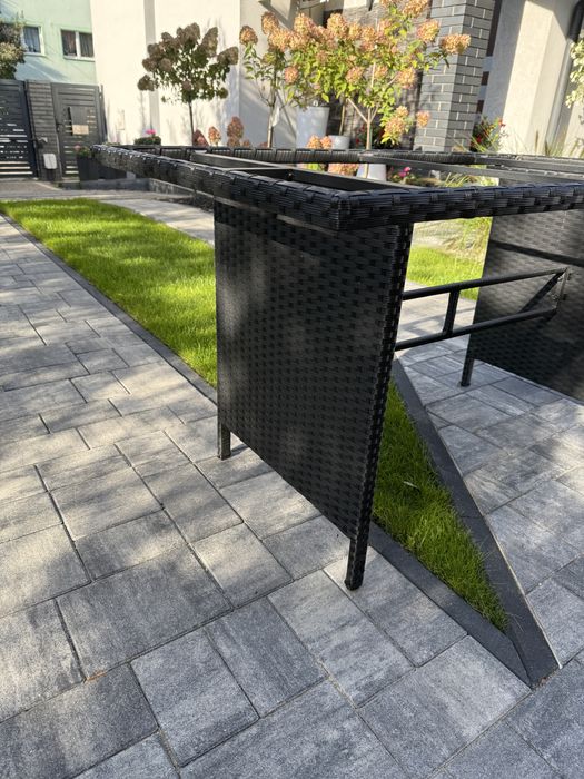 Stół ogrodowy bez szkła.