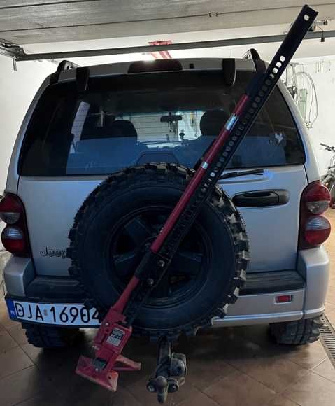 Jeep Cherokee offroad zmota