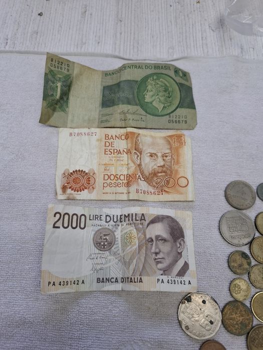 Notas e moedas antigas para coleccionismo