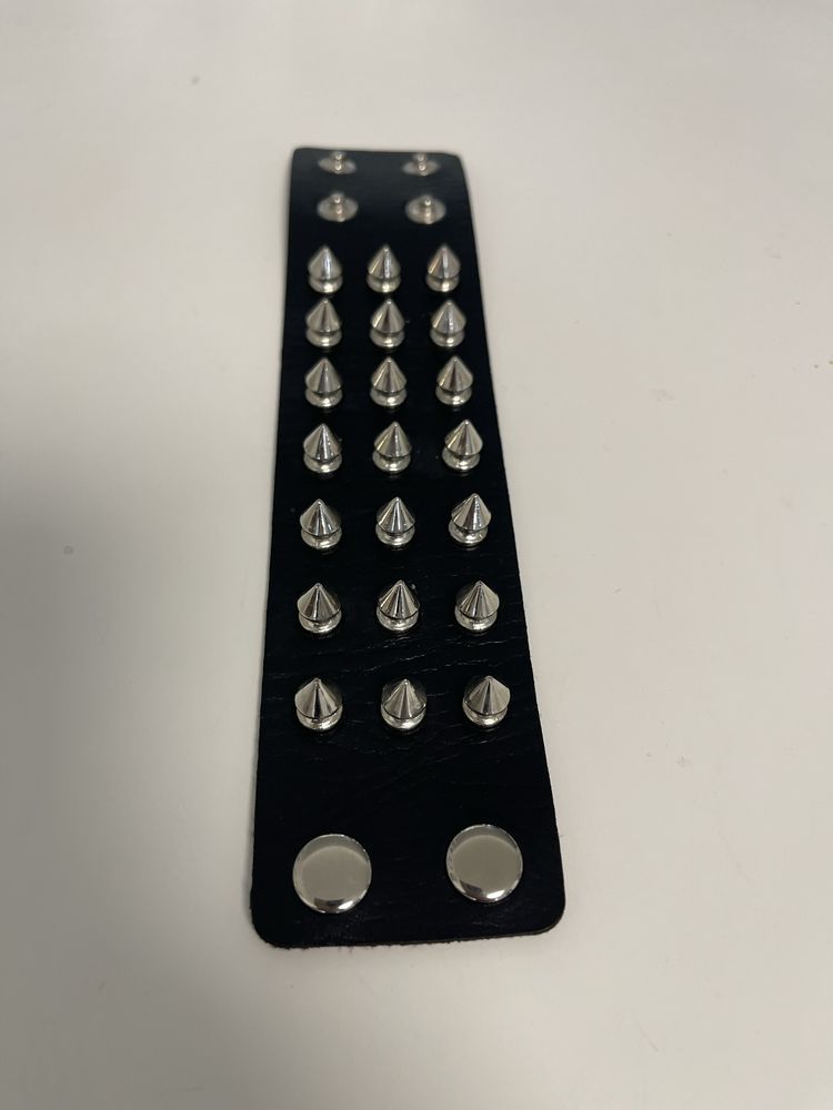 Pulseira com picos em pele ( nova )