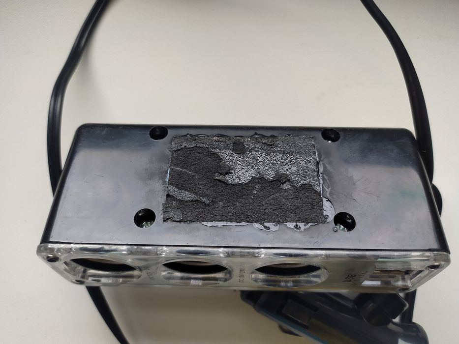 Автомобільний зарядний пристрій з розгалужувачем на 3 гнізда + 2 USB