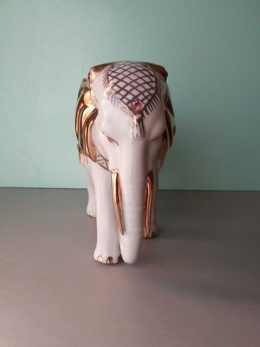 Elefante em porcelana, com pedrinhas de cores, usado