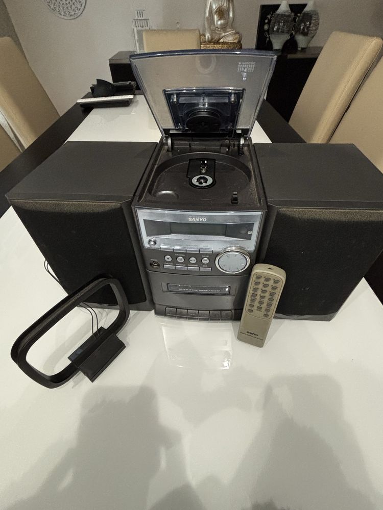 Aparelhagem sanyo com colunas e comando