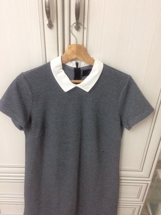 Szara sukienka w kratecxke z białym kołnierzykie reserved l