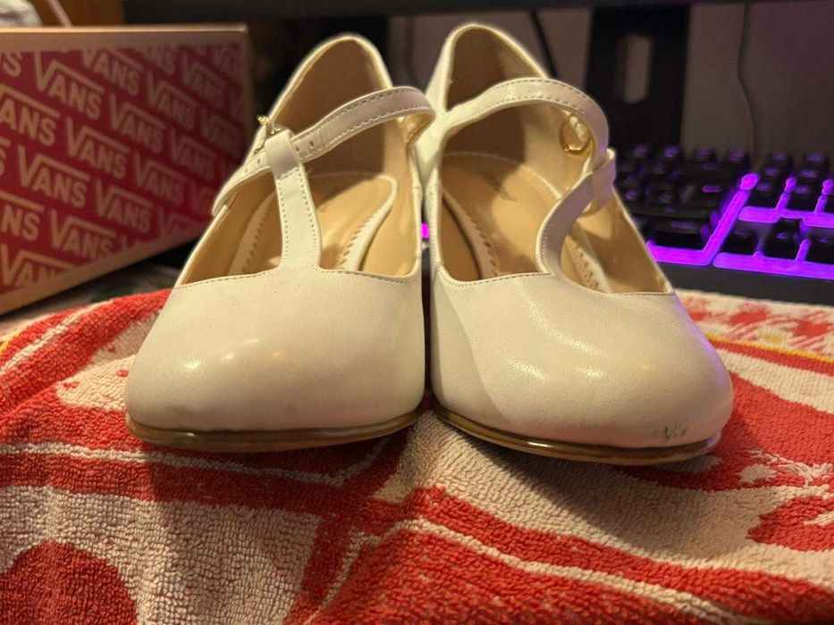 Salto elegante branco