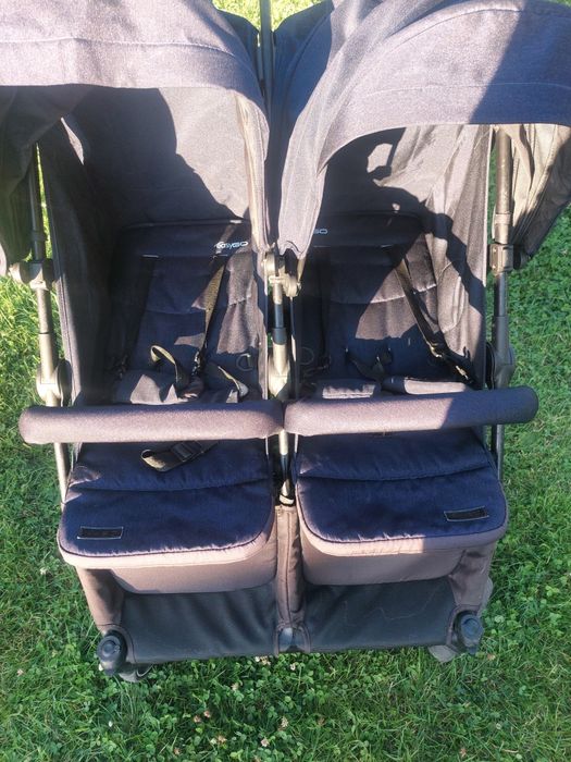 Прогулянкова коляска для двійні