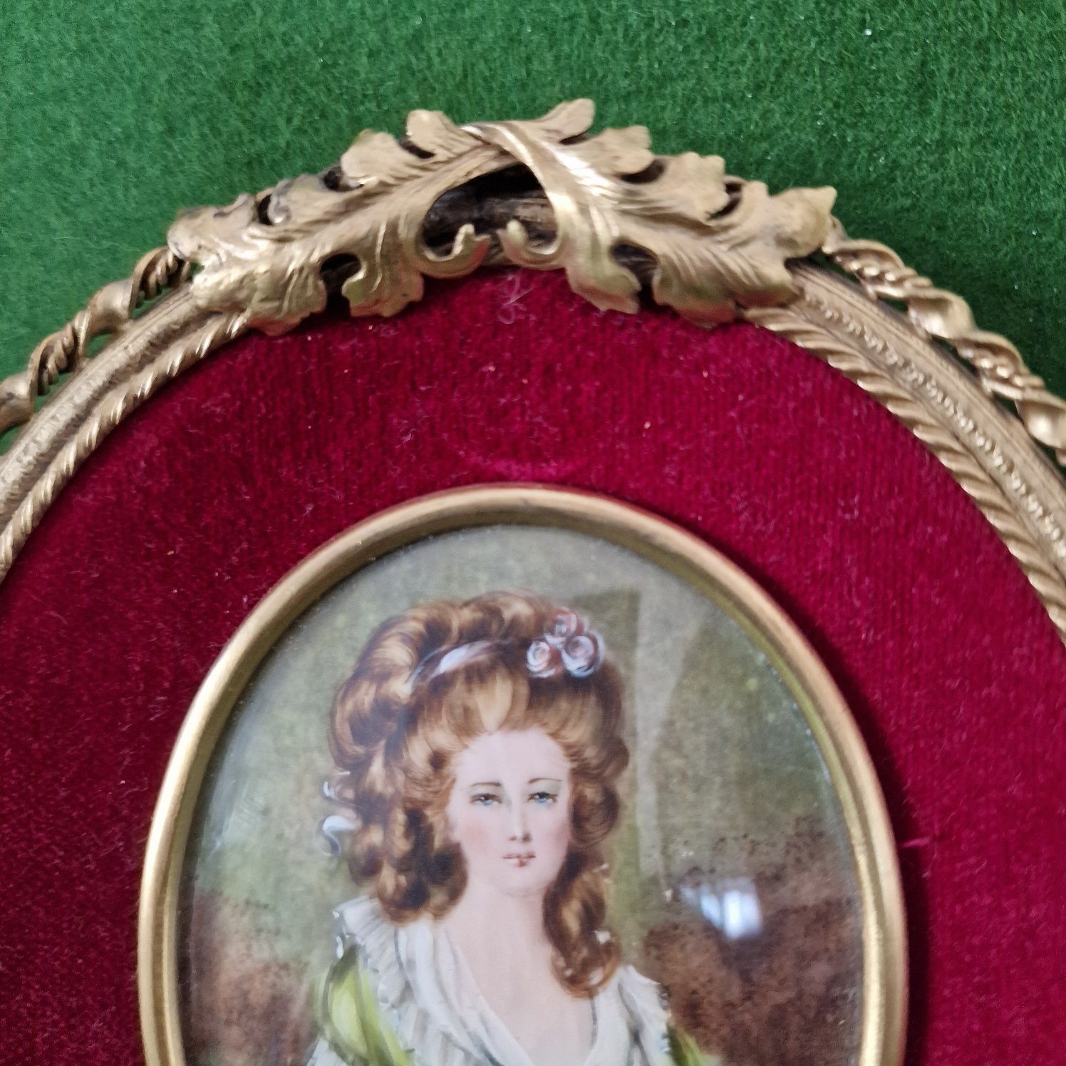 Moldura em bronze com pintura sobre placa ilustrando a Madame du Barry
