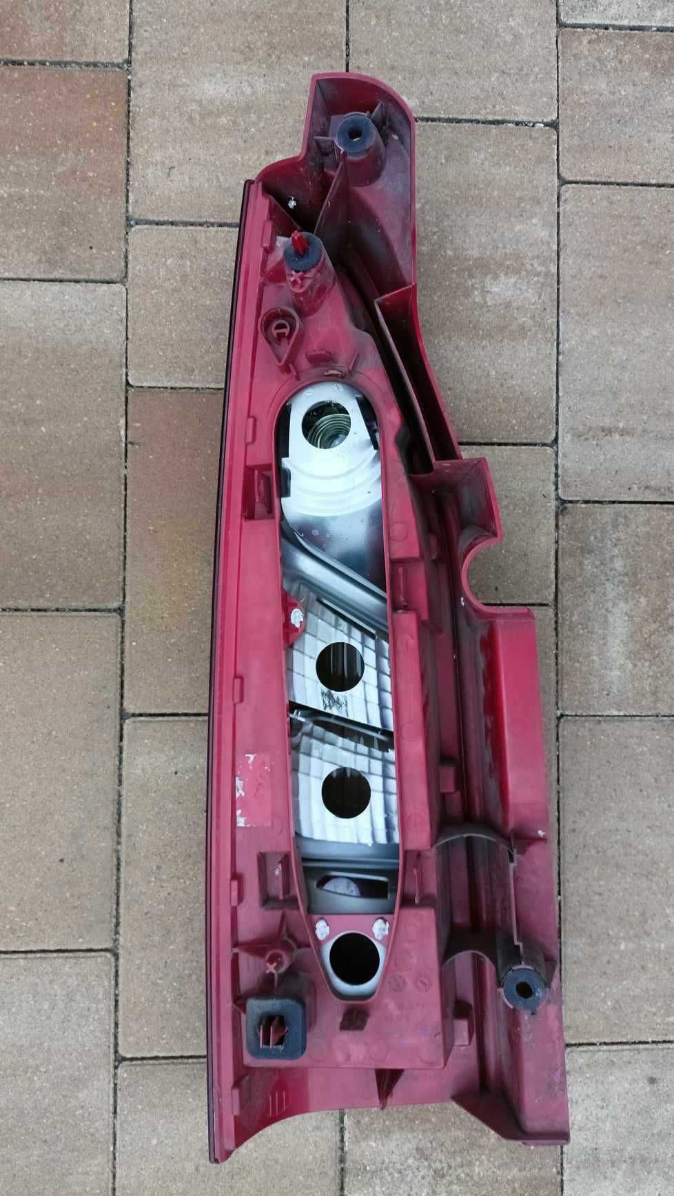 Lampa TYŁ BERLINGO PARTNER 08-12 klapa prawa uszkodzona
