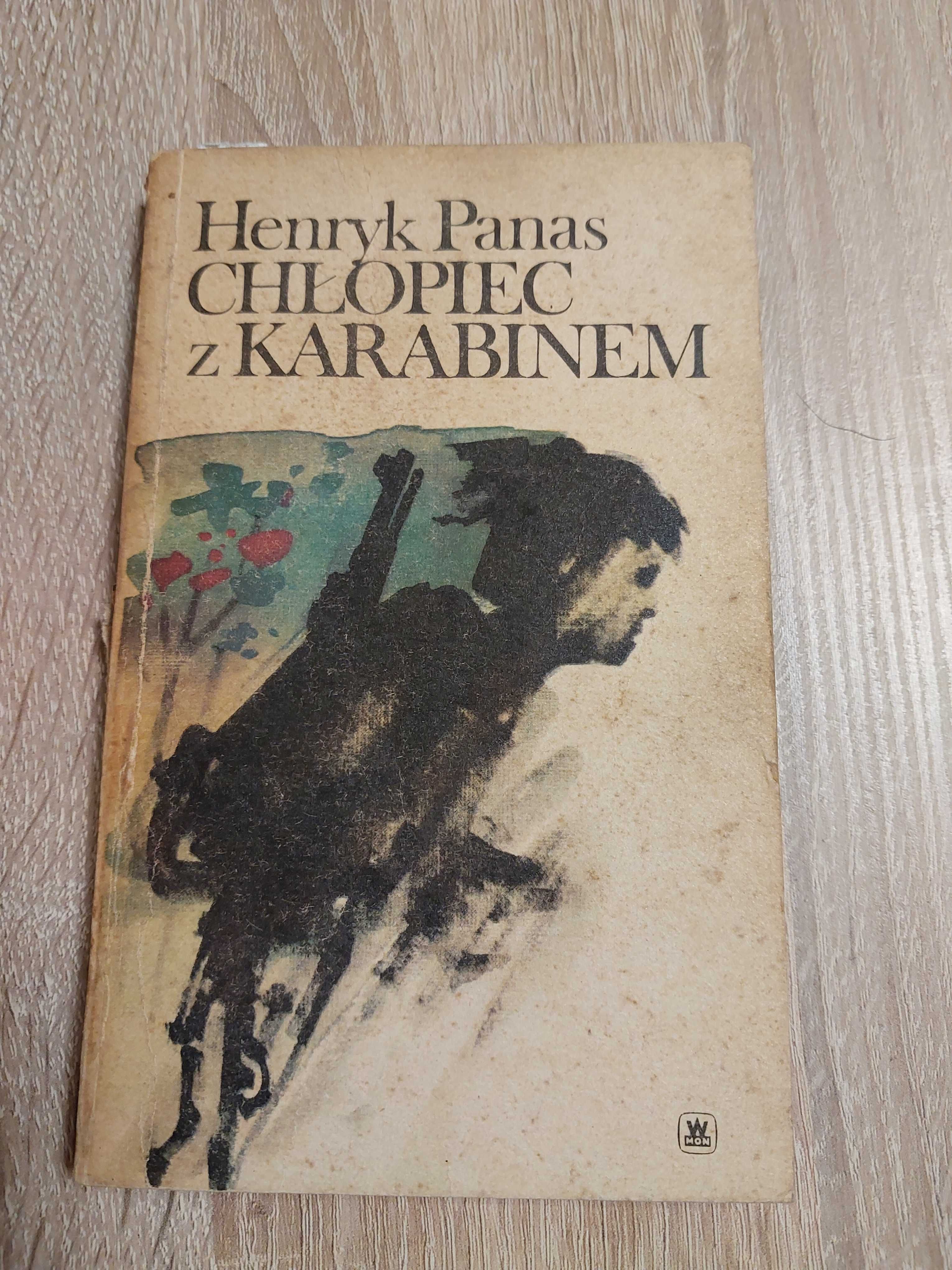 Chłopiec z karabinem