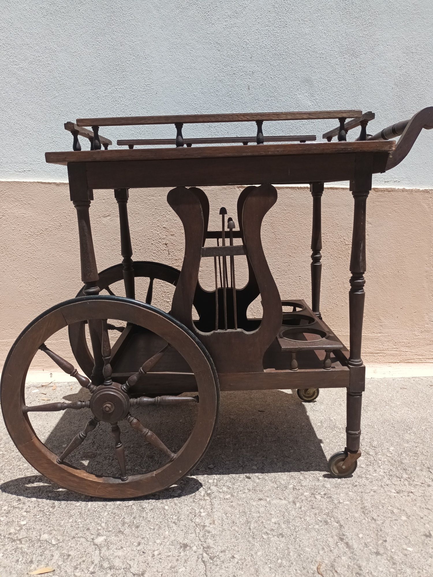 Carinho de madeira.
