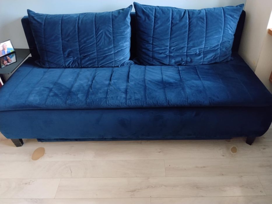 Granatowa sofa rozkladana